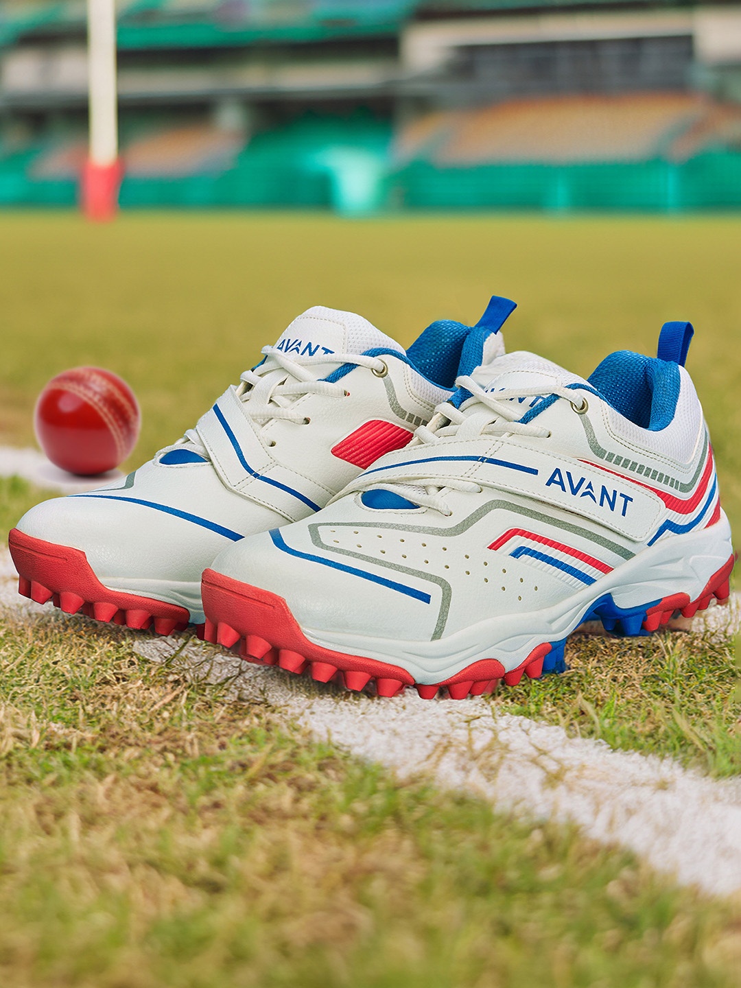 

Avant Men Impact Cricket Shoes, White