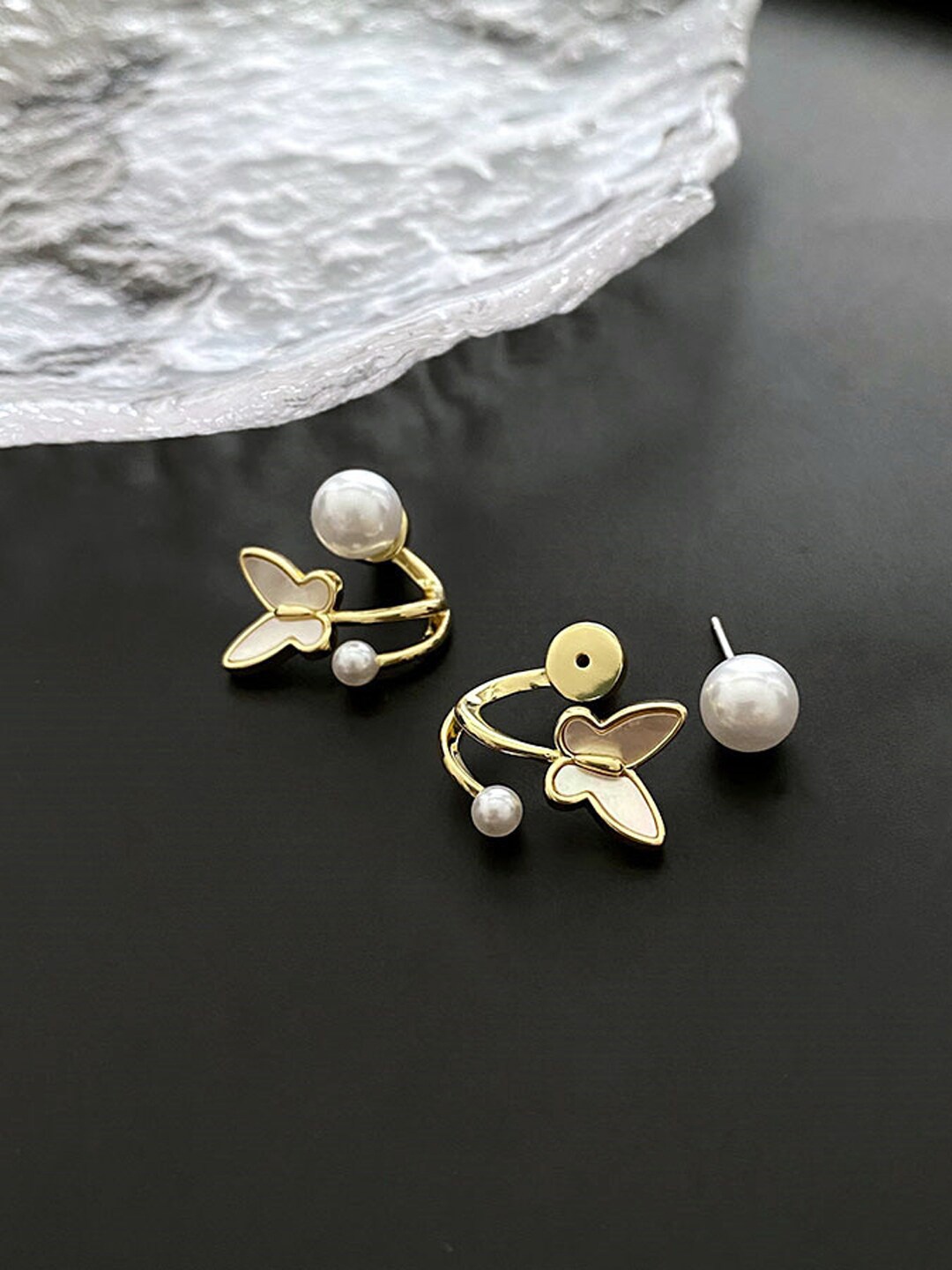 

VAGHBHATT Gold-Plated Stud Earrings, White