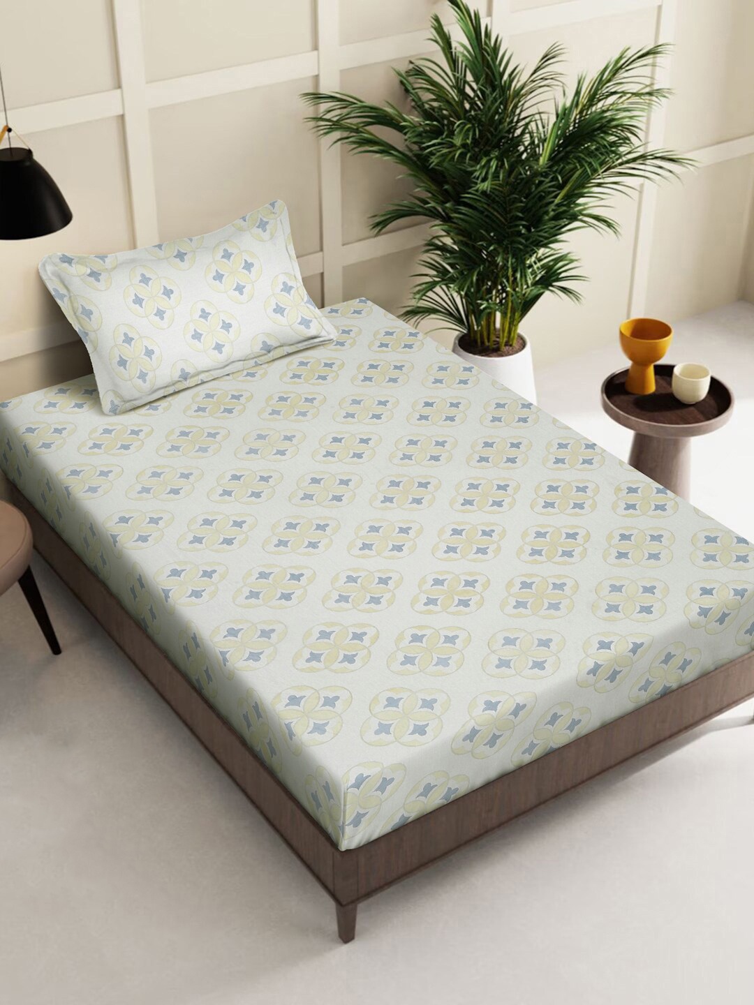 

KLOTTHE Grey Geometric 400 TC Pure Cotton Bedsheet With Pillow Cover