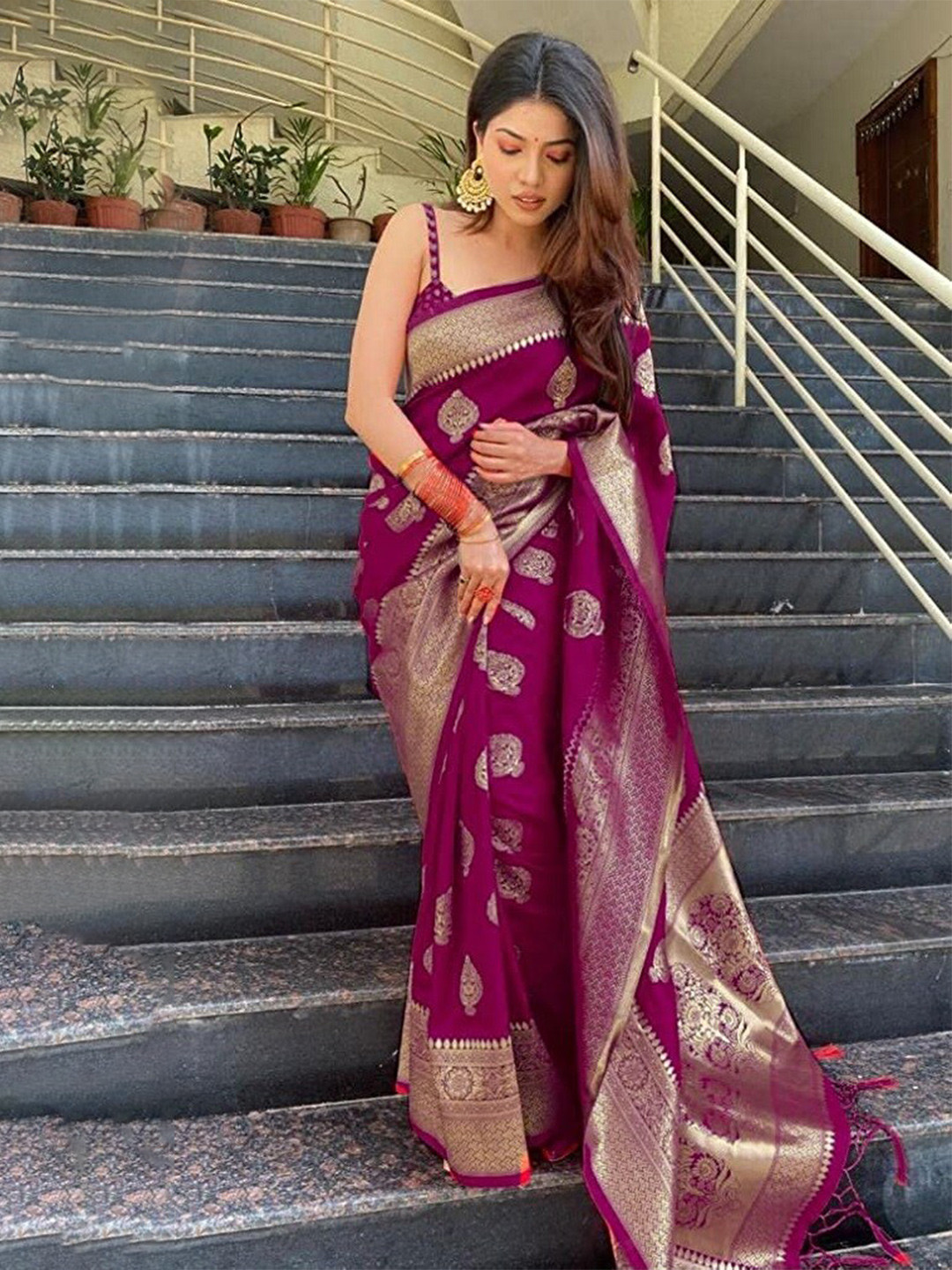 

PERVAS Woven Design Silk Cotton Kanjeevaram Saree, Purple