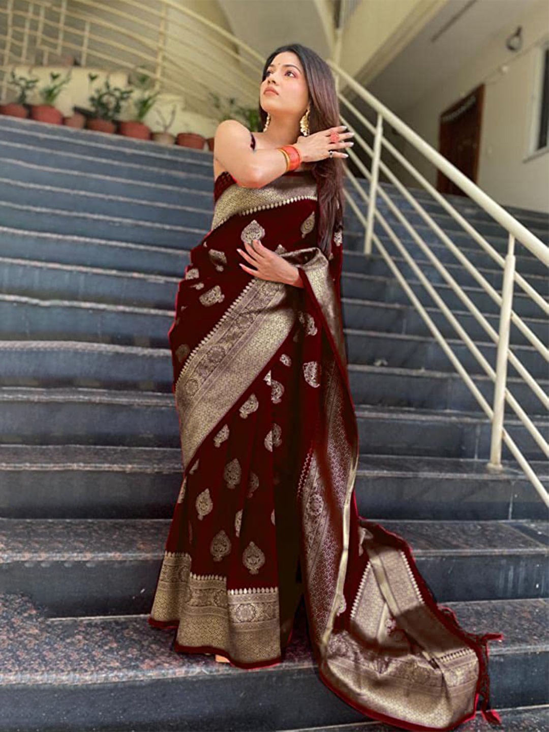 

PERVAS Woven Design Silk Cotton Kanjeevaram Saree, Maroon