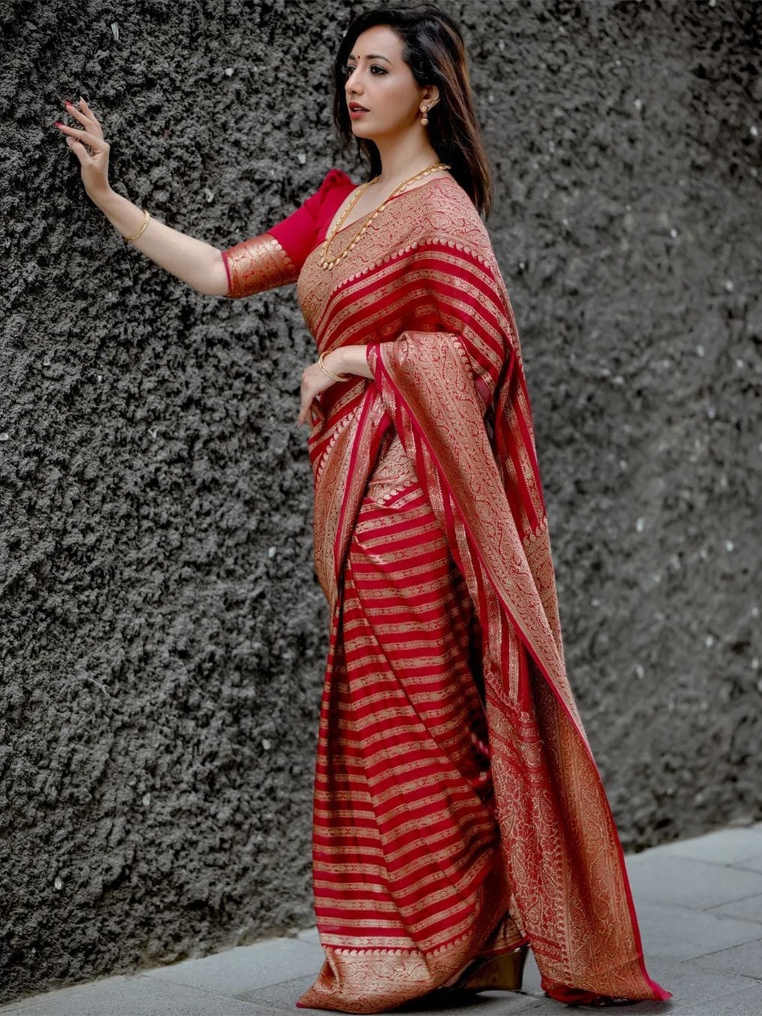 

PERVAS Woven Design Silk Cotton Kanjeevaram Saree, Red