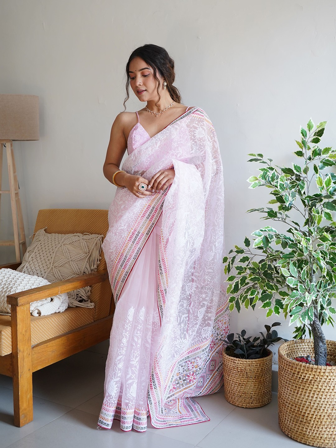 

MBL Ethnic Motifs Embroidered Organza Chikankari Saree, Pink