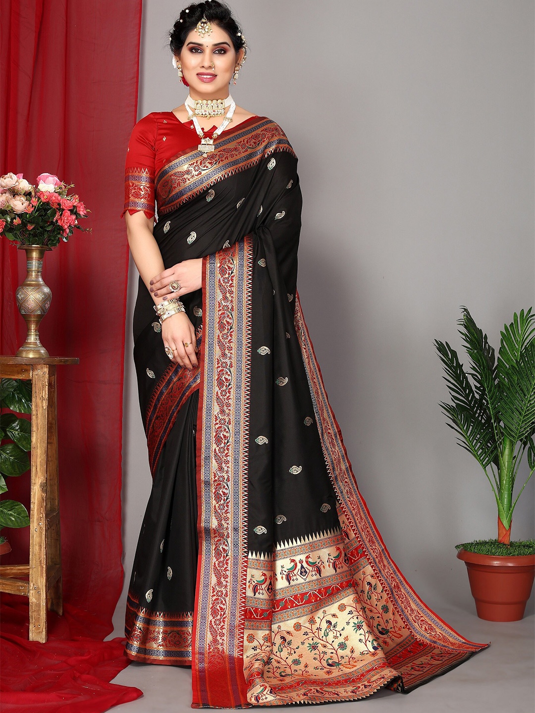 

DRESSTIVE Ethnic Motifs Woven Design Zari Saree, Black