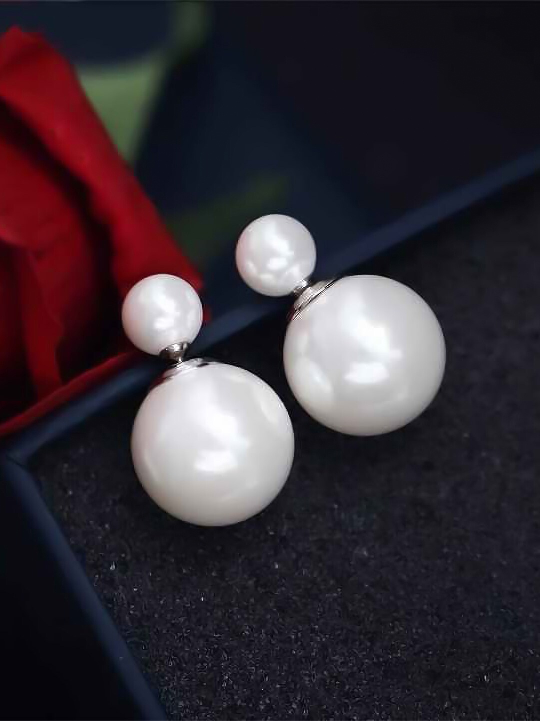 

PRIVIU Spherical Studs Earrings, White