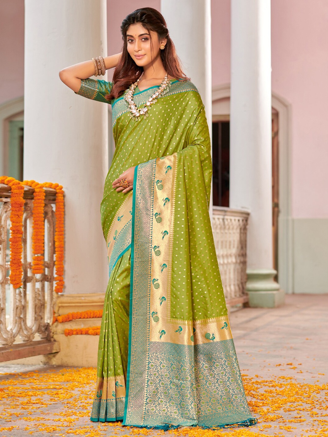 

Riwazo Ethnic Motifs Woven Design Banarasi Saree, Green