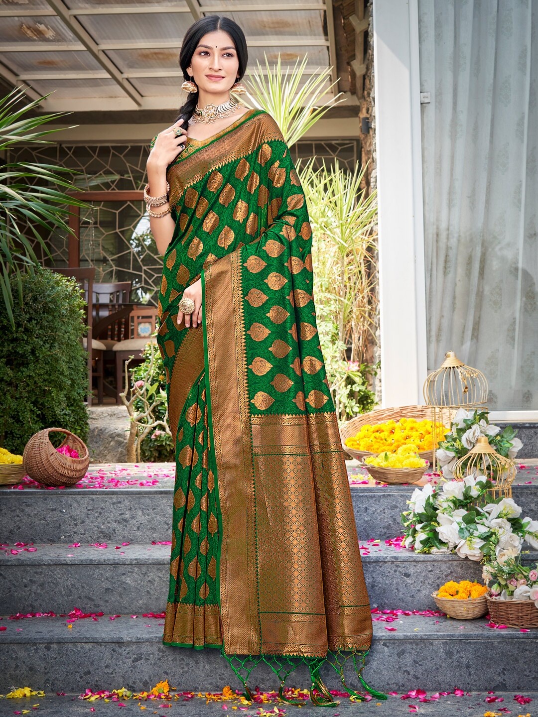 

Riwazo Ethnic Motifs Woven Design Banarasi Saree, Green