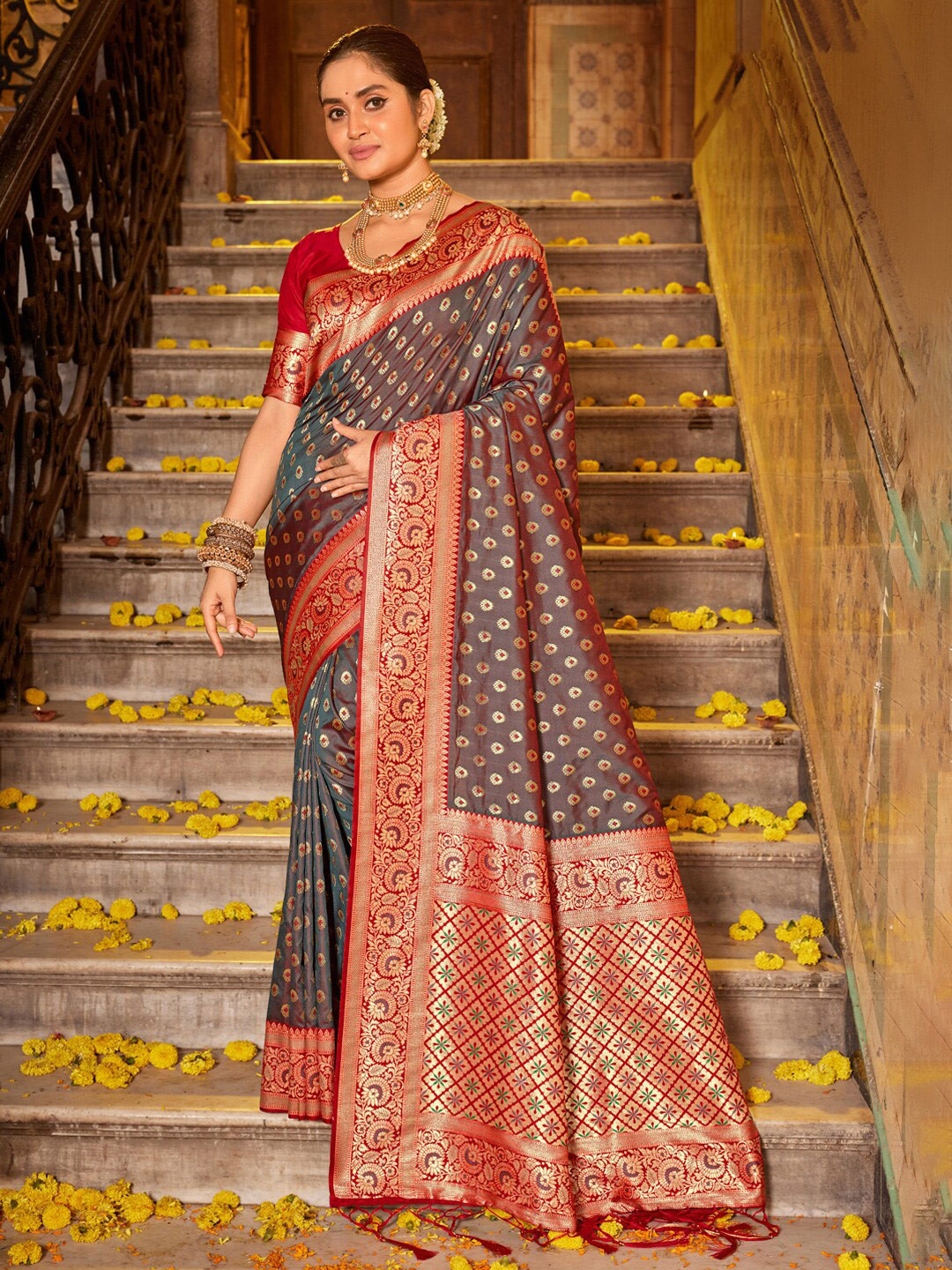 

Riwazo Ethnic Motifs Woven Design Banarasi Saree, Grey