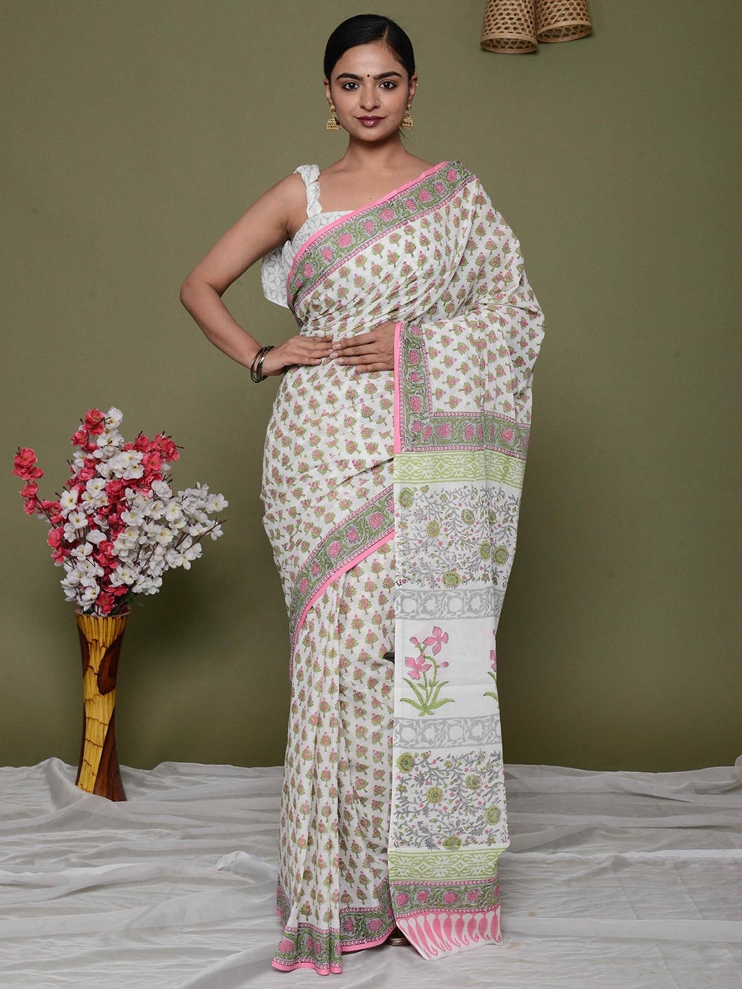 

Shivanya Handicrafts Floral Pure Cotton Block Print Saree, White