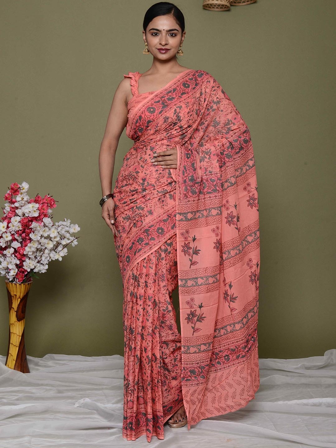 

Shivanya Handicrafts Floral Pure Cotton Block Print Saree, Peach