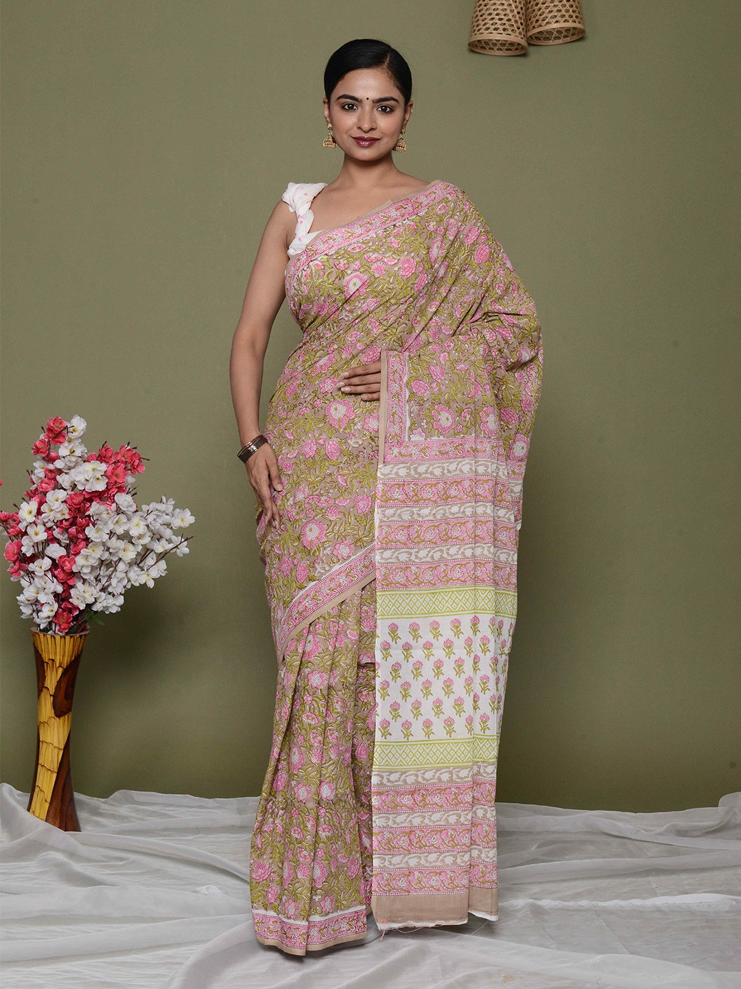 

Shivanya Handicrafts Floral Pure Cotton Block Print Saree, Green