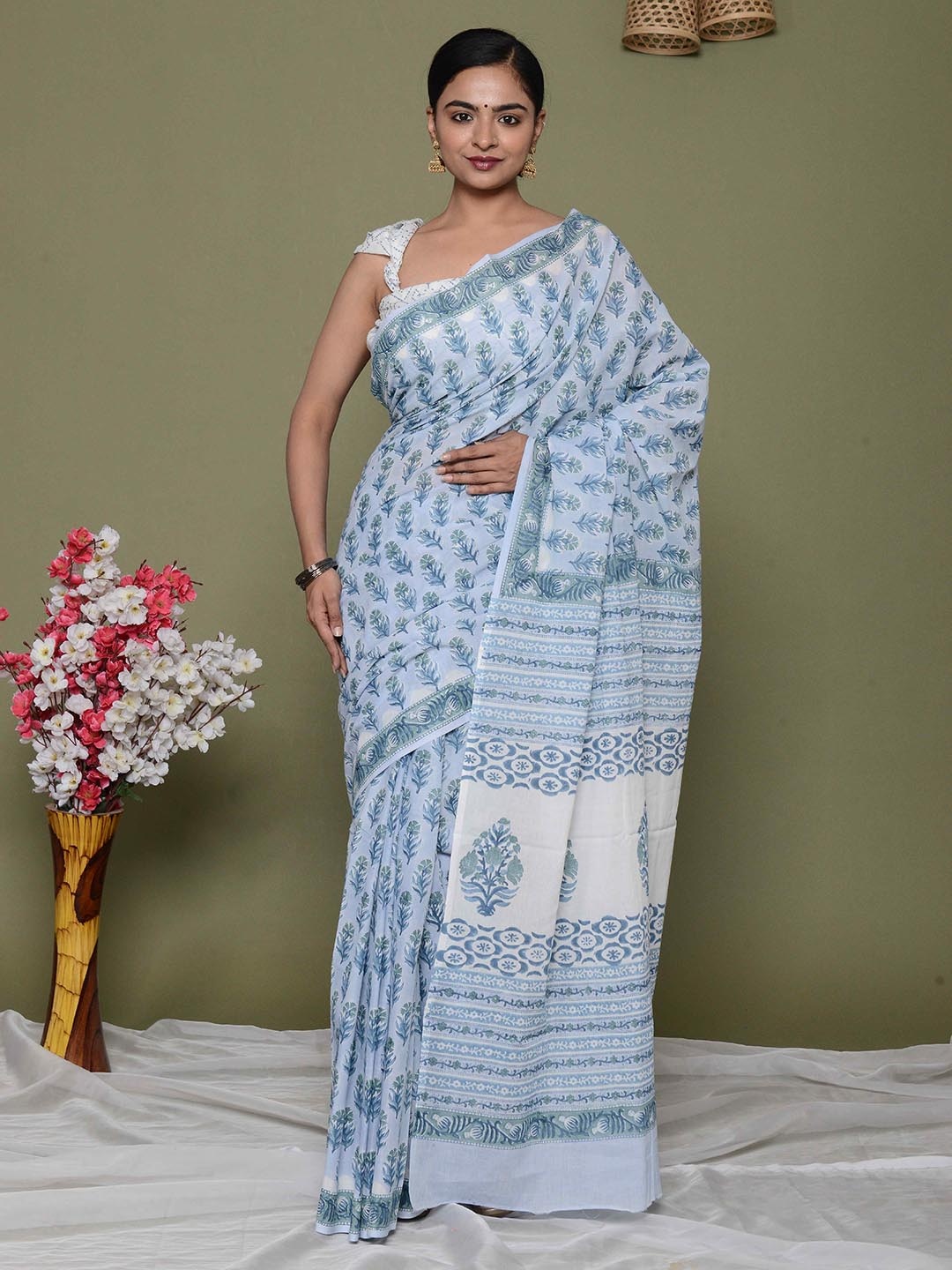 

Shivanya Handicrafts Floral Pure Cotton Block Print Saree, White
