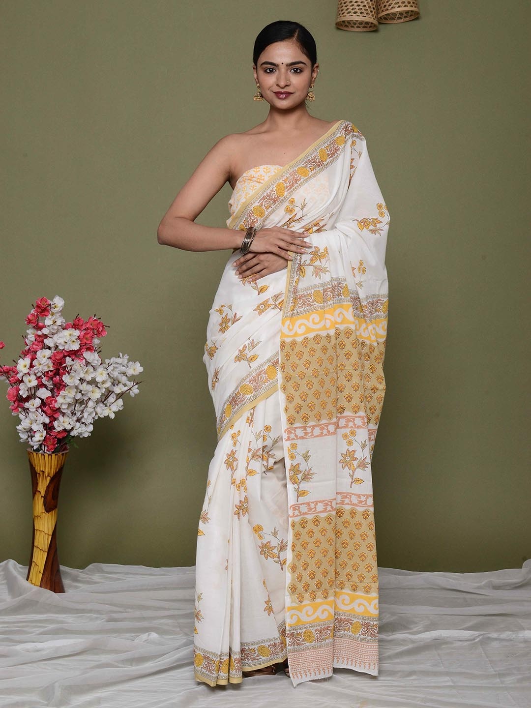 

Shivanya Handicrafts Floral Pure Cotton Block Print Saree, White