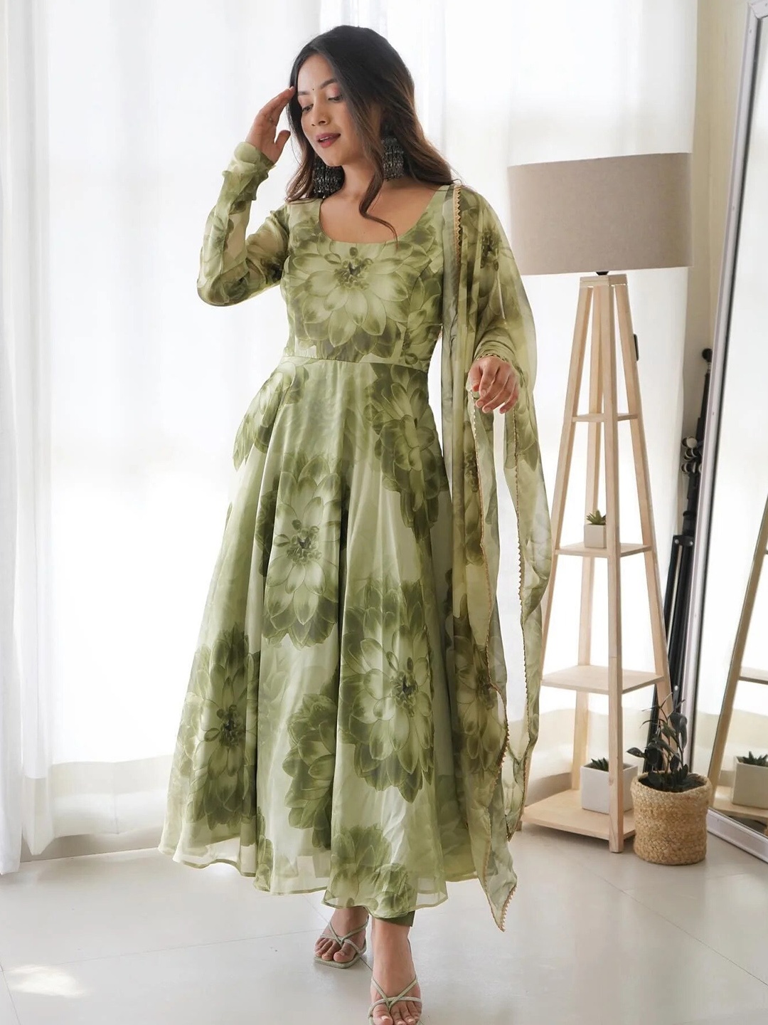 

Wedani Floral Printed Georgette Knee Length Kurta With Pants & Dupatta, Green