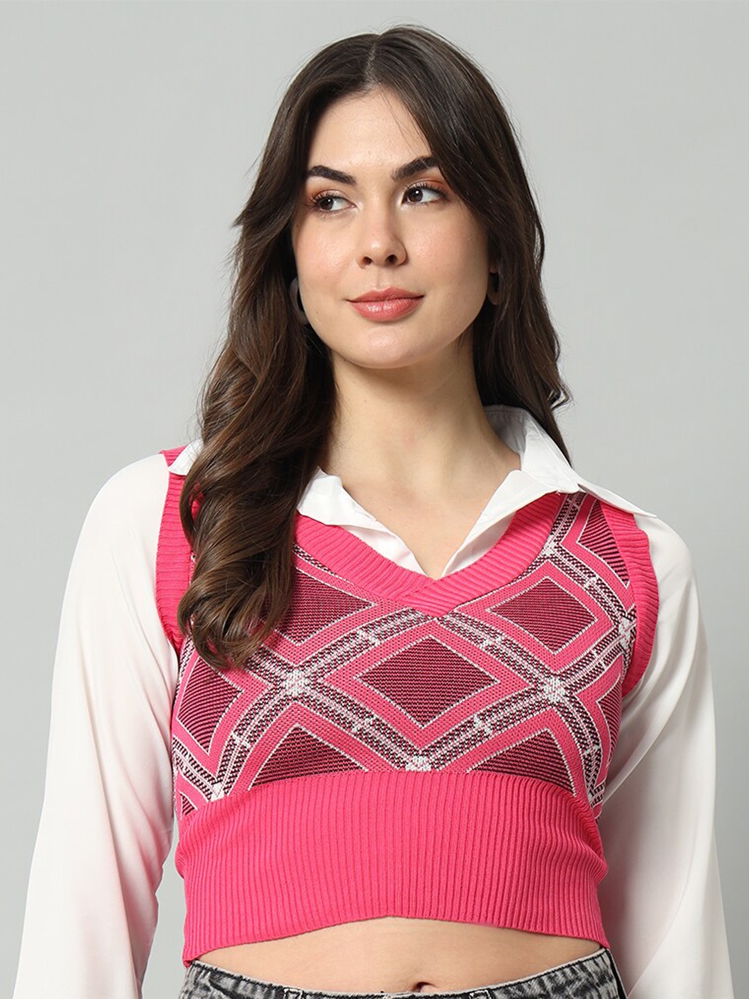 

BROOWL Geometric Self Design V-Neck Crop Woollen Sweater Vest, Pink