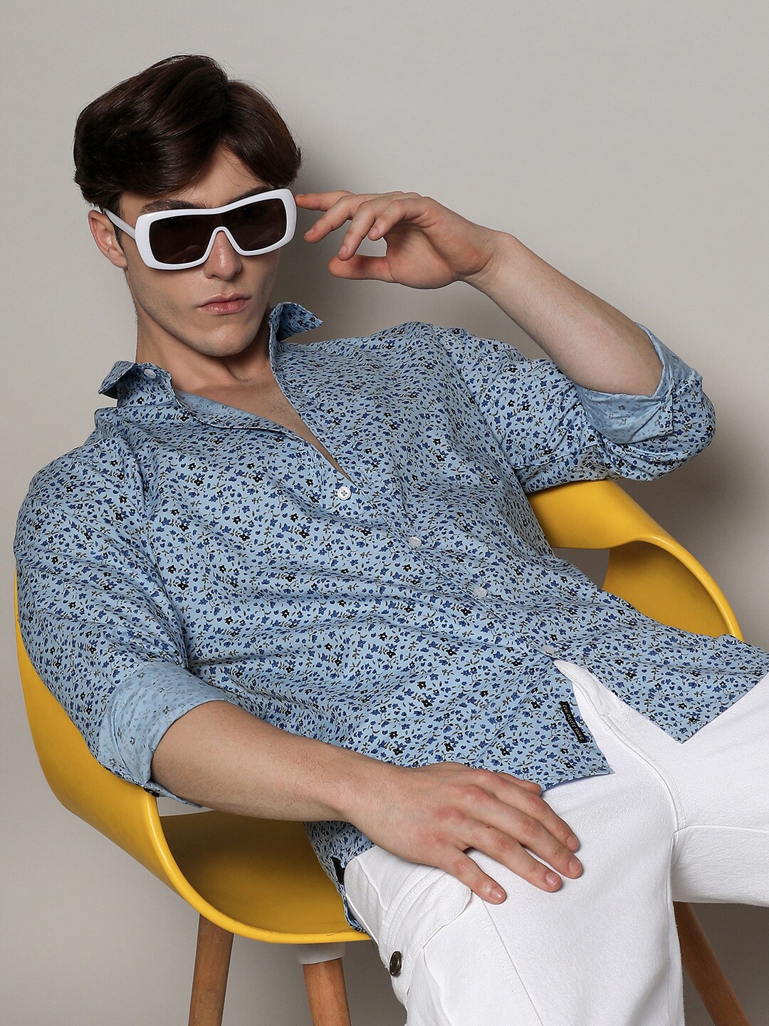 

Campus Sutra Blue Classic Floral Printed Cotton Casual Shirt