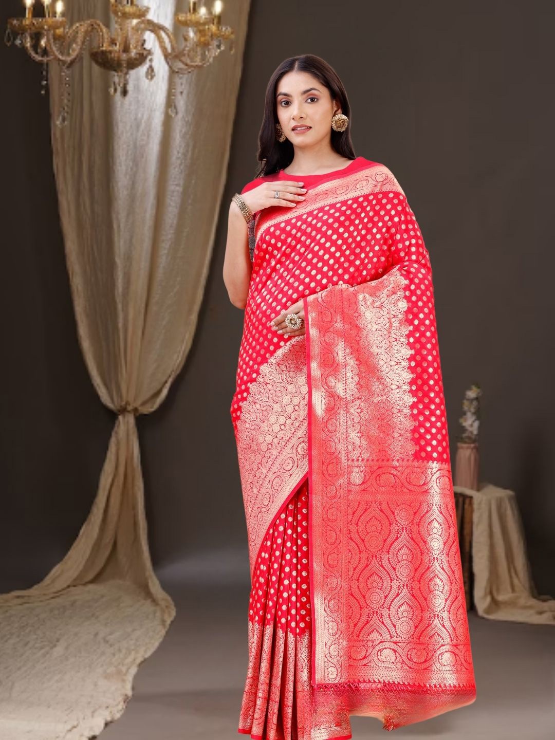 

MAGMINA Ethnic Motifs Woven Design Zari Kanjeevaram Saree, Red