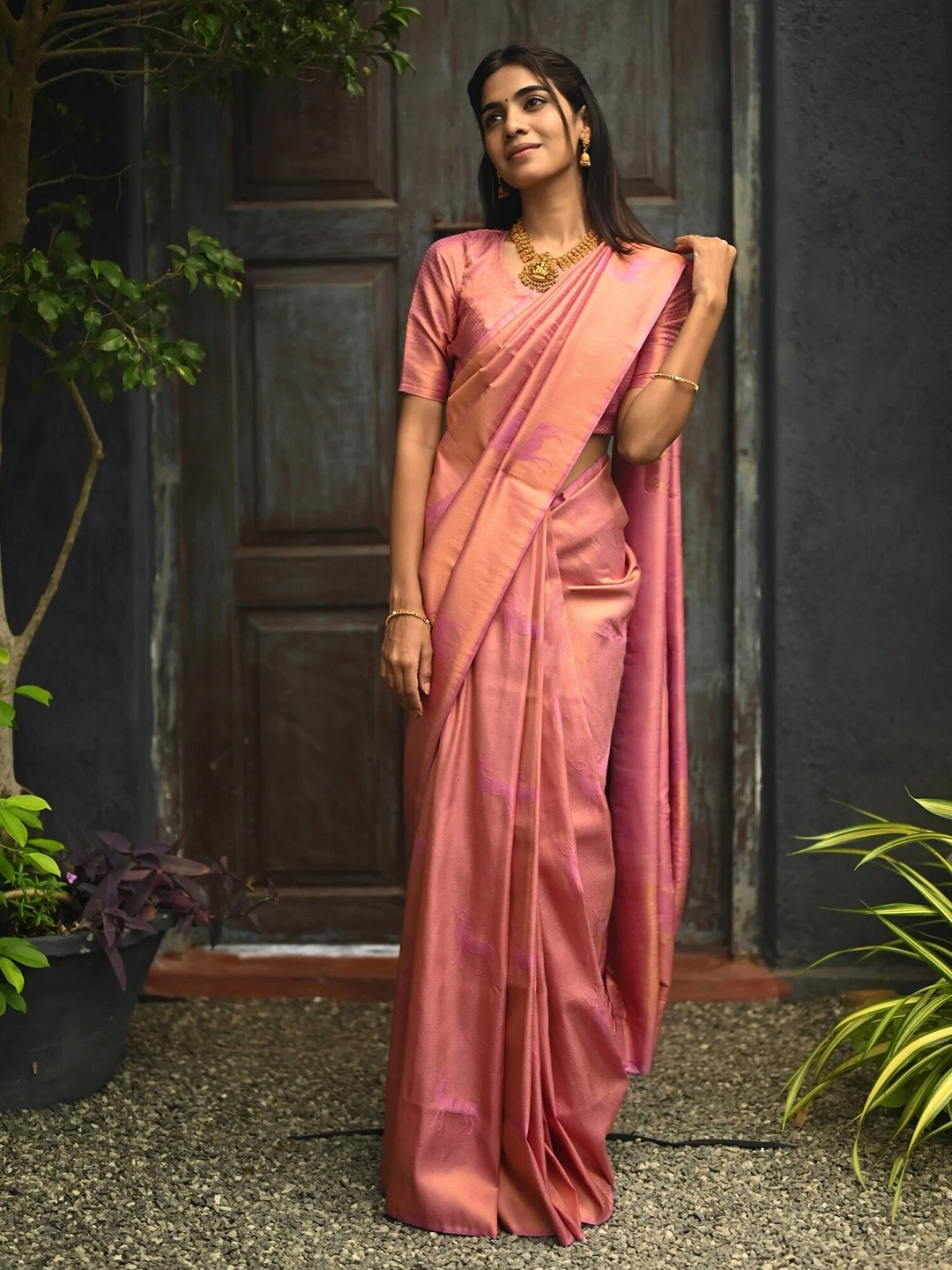 

BerMondsey Woven Design Zari Banarasi Saree, Peach