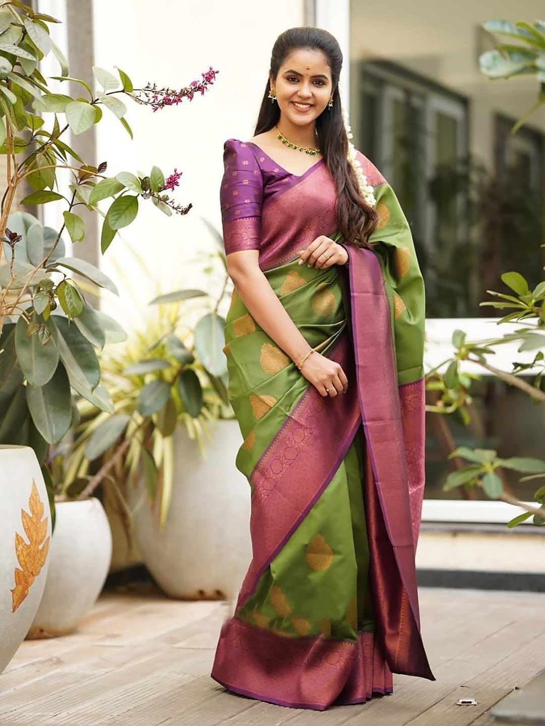 

BerMondsey Ethnic Motifs Woven Design Zari Banarasi Saree, Green