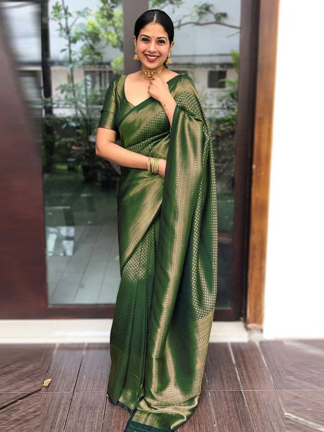 

SHIJILA Woven Design Zari Silk Blend Kanjeevaram Saree, Green