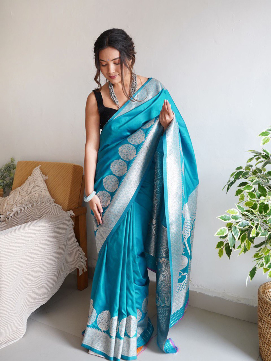 

SHIJILA Woven Design Zari Silk Blend Kanjeevaram Saree, Blue