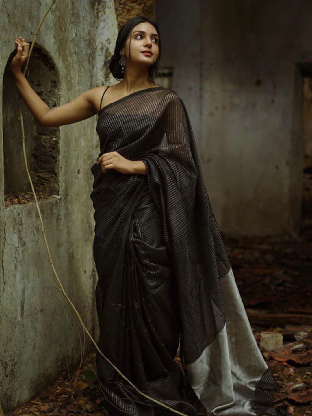 

SHIJILA Woven Design Zari Silk Blend Kanjeevaram Saree, Black
