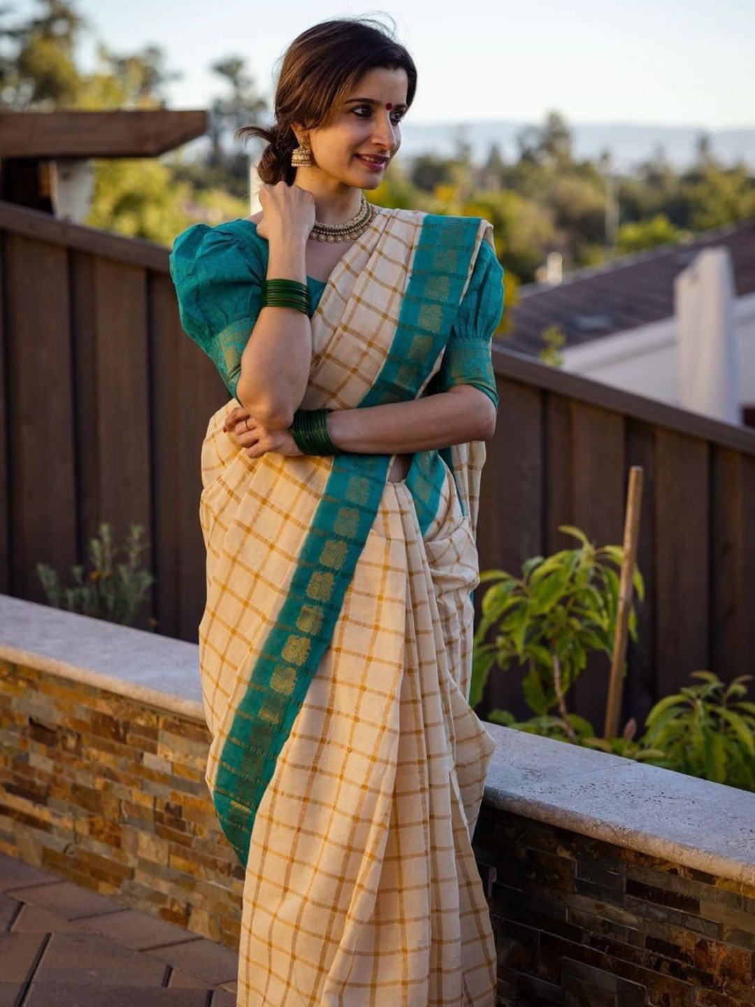

SHIJILA Woven Design Zari Silk Blend Kanjeevaram Saree, Beige