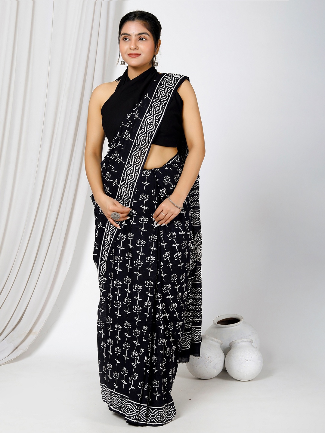 

NIKHILAM Floral Pure Cotton Block Print Saree, Black