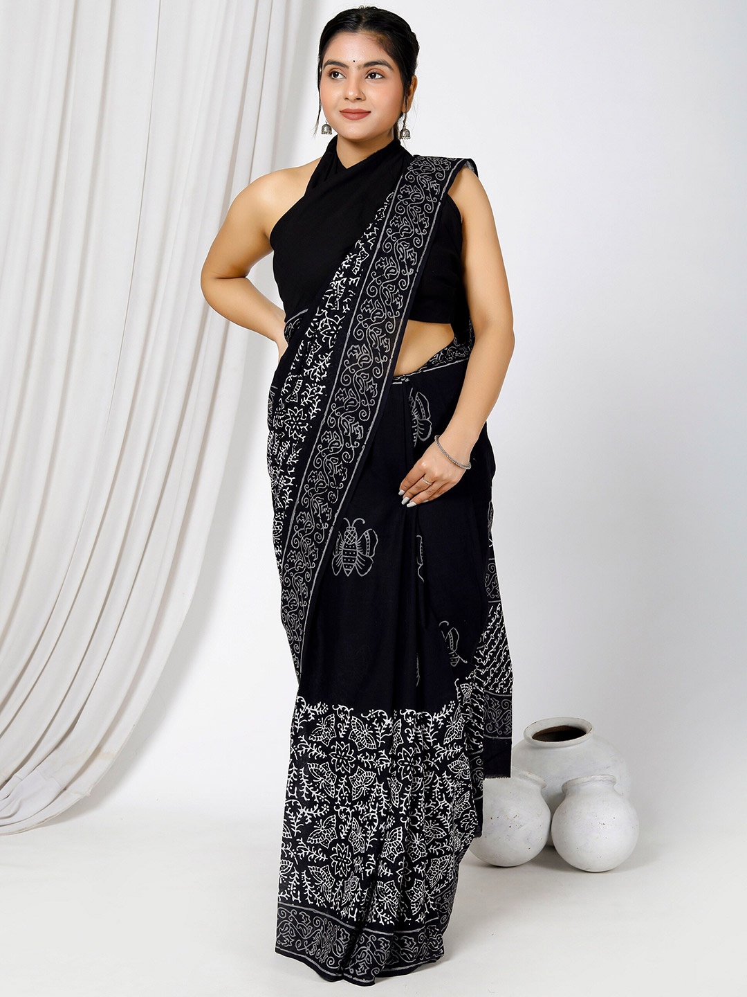 

NIKHILAM Floral Pure Cotton Handloom Bagru Saree, Black