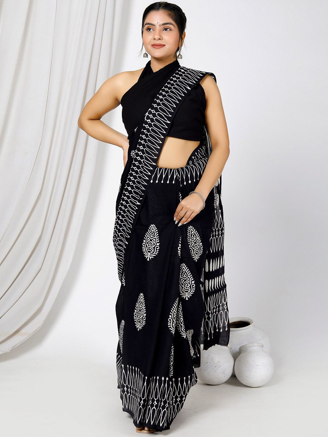 

NIKHILAM Floral Pure Cotton Bagru Saree, Black