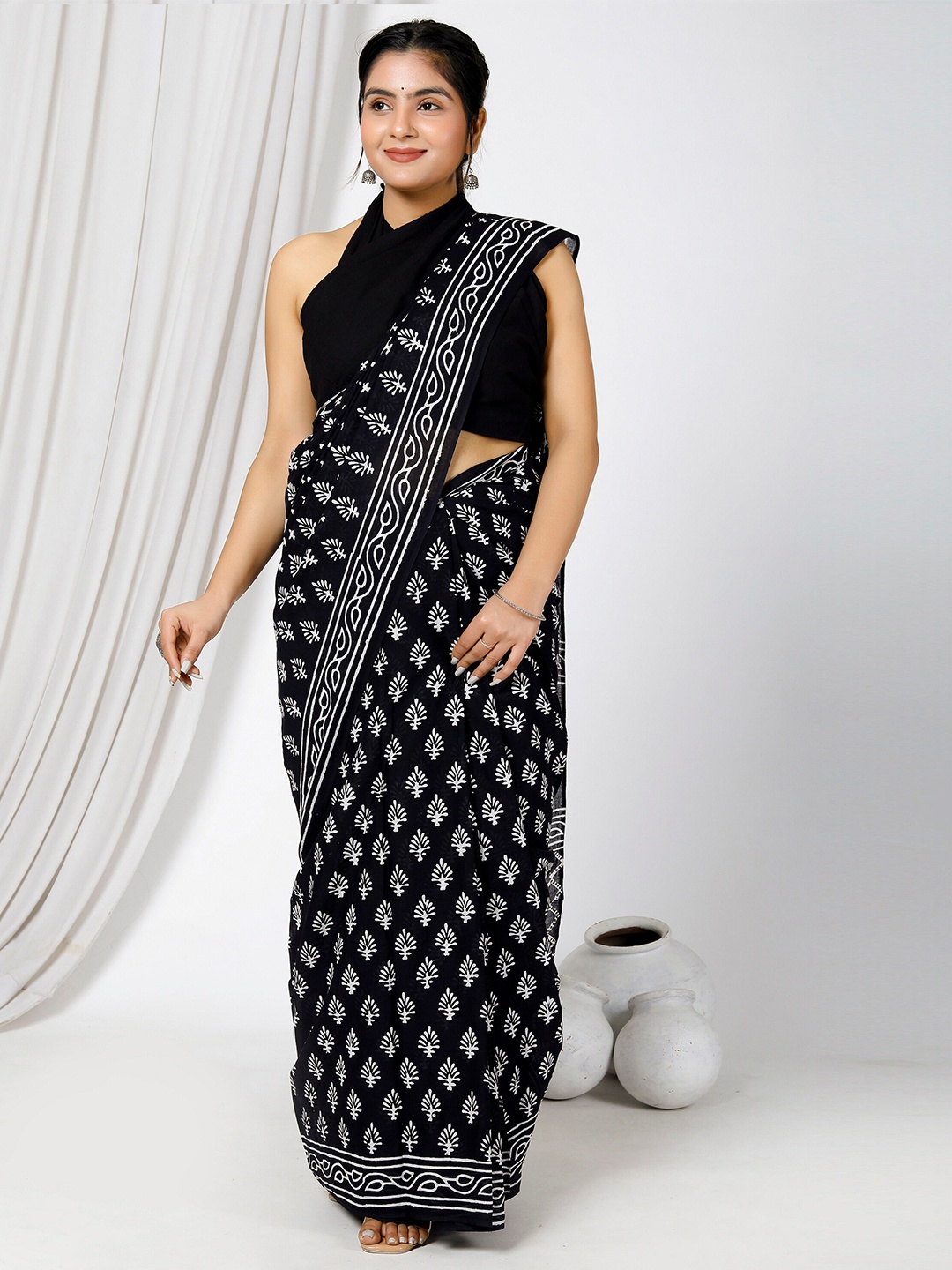 

NIKHILAM Floral Pure Cotton Bagru Saree, Black