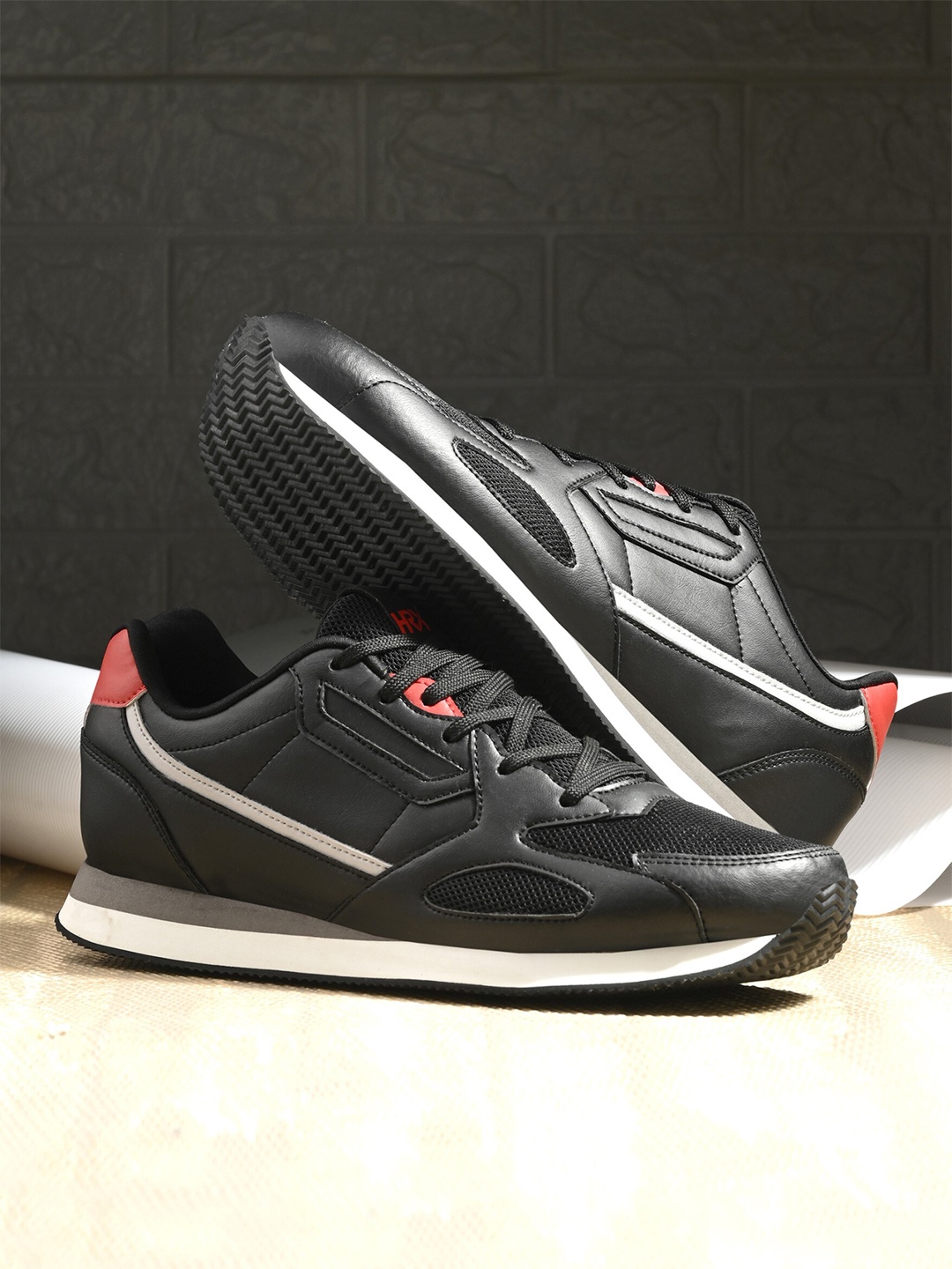 

HRX by Hrithik Roshan Men Black Heritage Textured Mesh Comfort Insole Sneakers