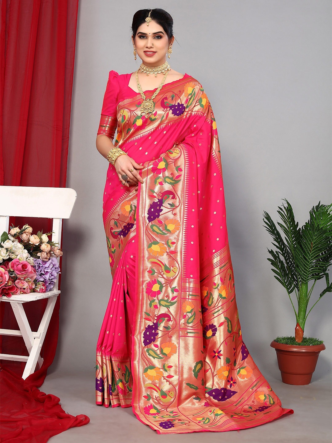 

DRESSTIVE Floral Woven Design Zari Saree, Pink