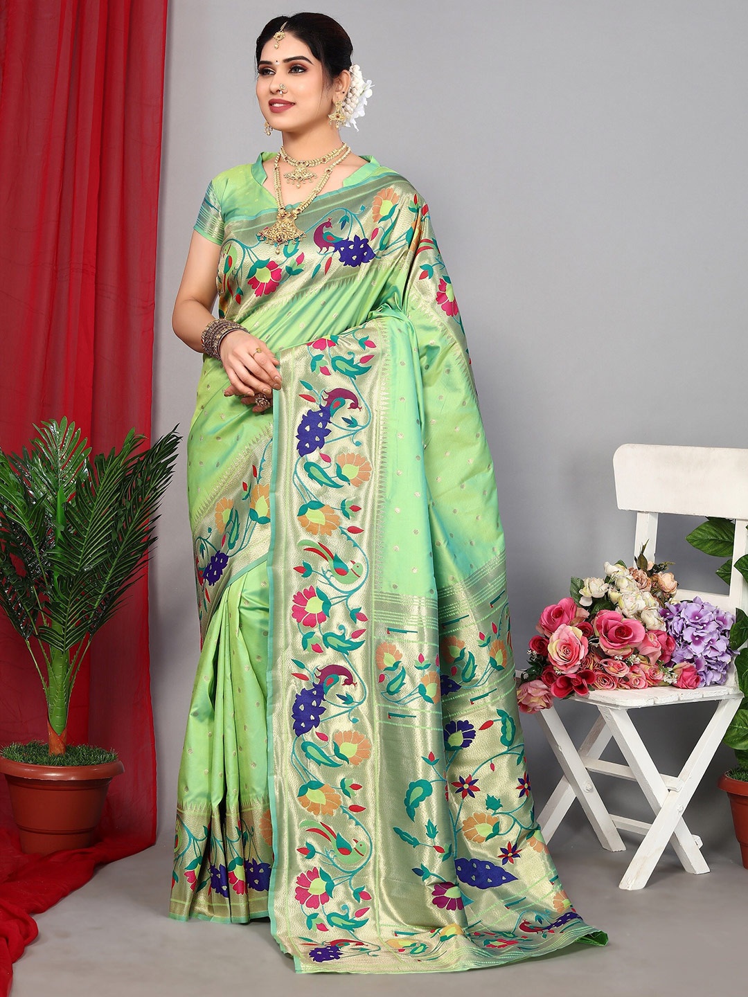 

DRESSTIVE Floral Zari Woven Design Saree, Green