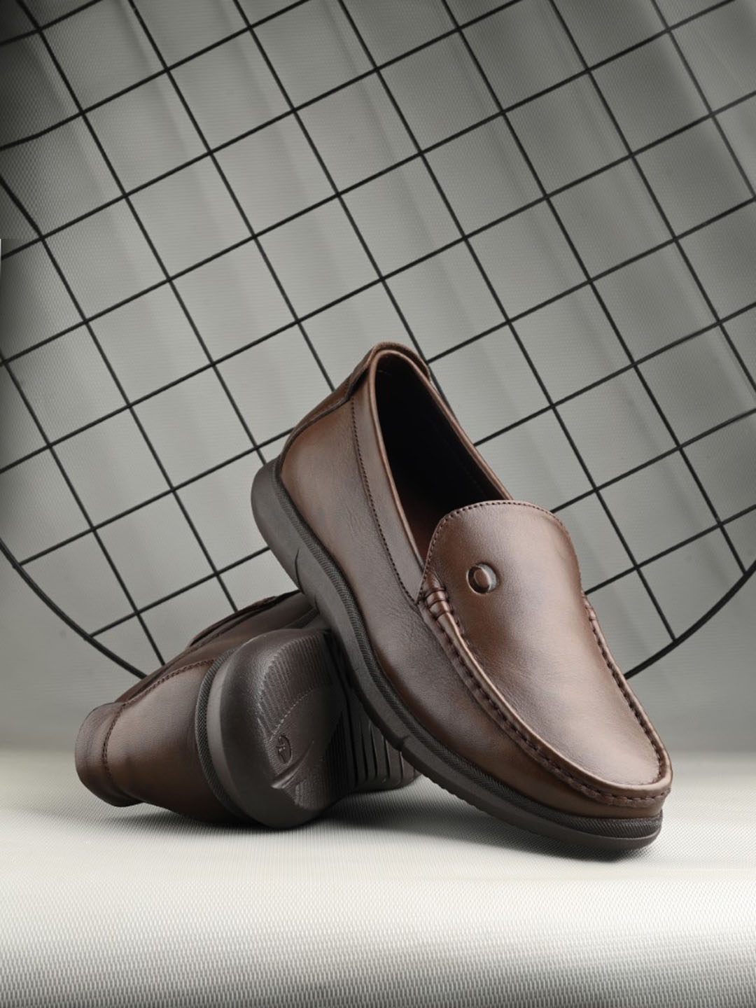 

Egoss Men Textured Comfort Insole Round Toe Leather Slip-On Sneakers, Brown