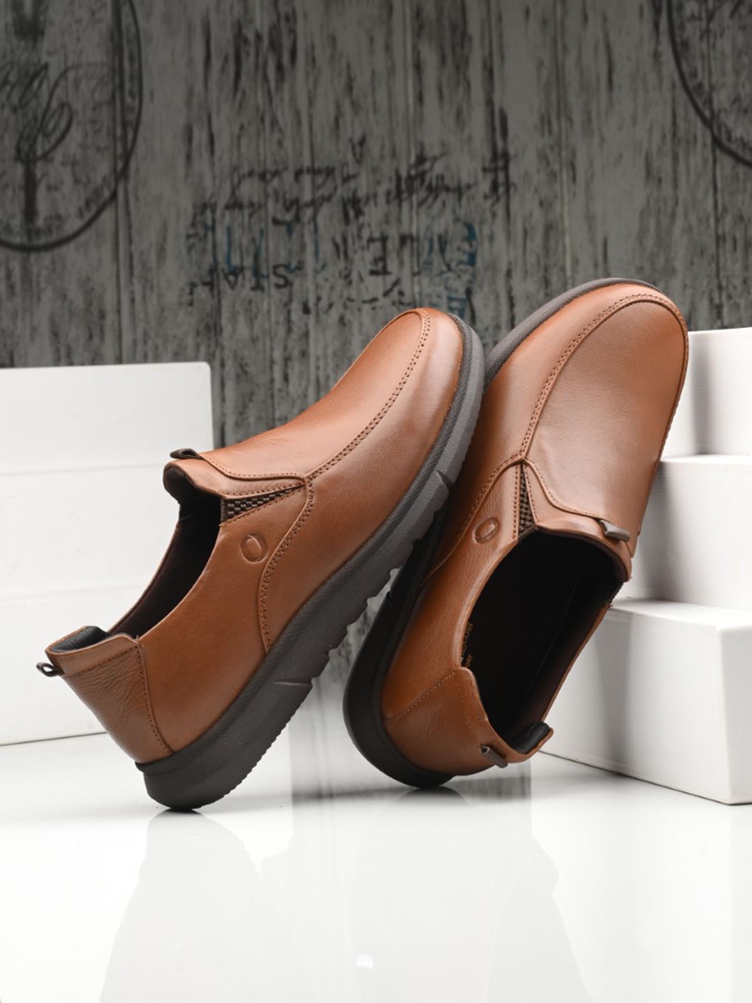 

Egoss Men Round Toe Leather Slip On Sneakers, Tan