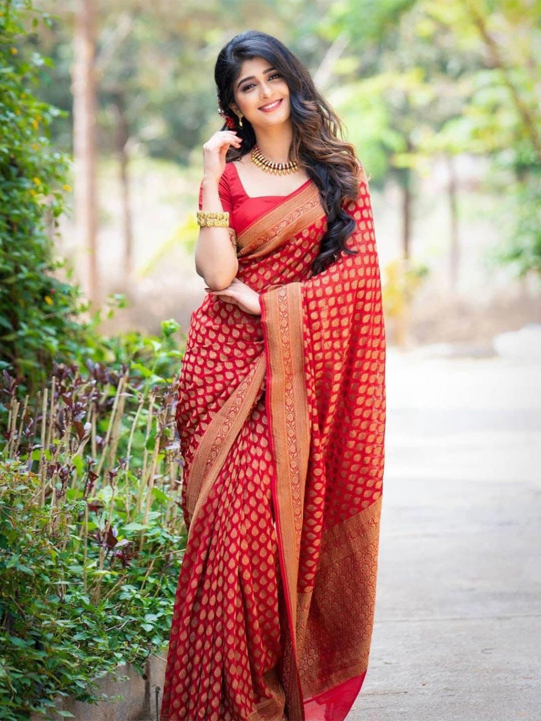 

Miss Beelee Woven Design Zari Silk Cotton Designer Banarasi Saree, Red