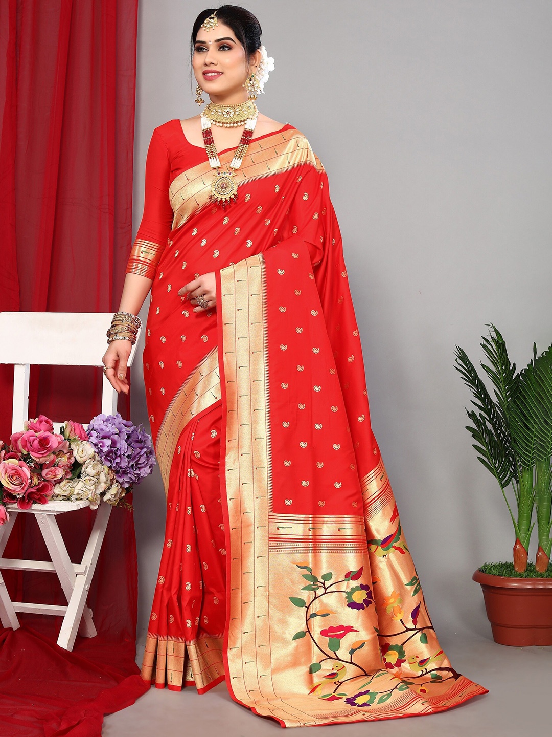 

DRESSTIVE Floral Woven Design Zari Saree, Red