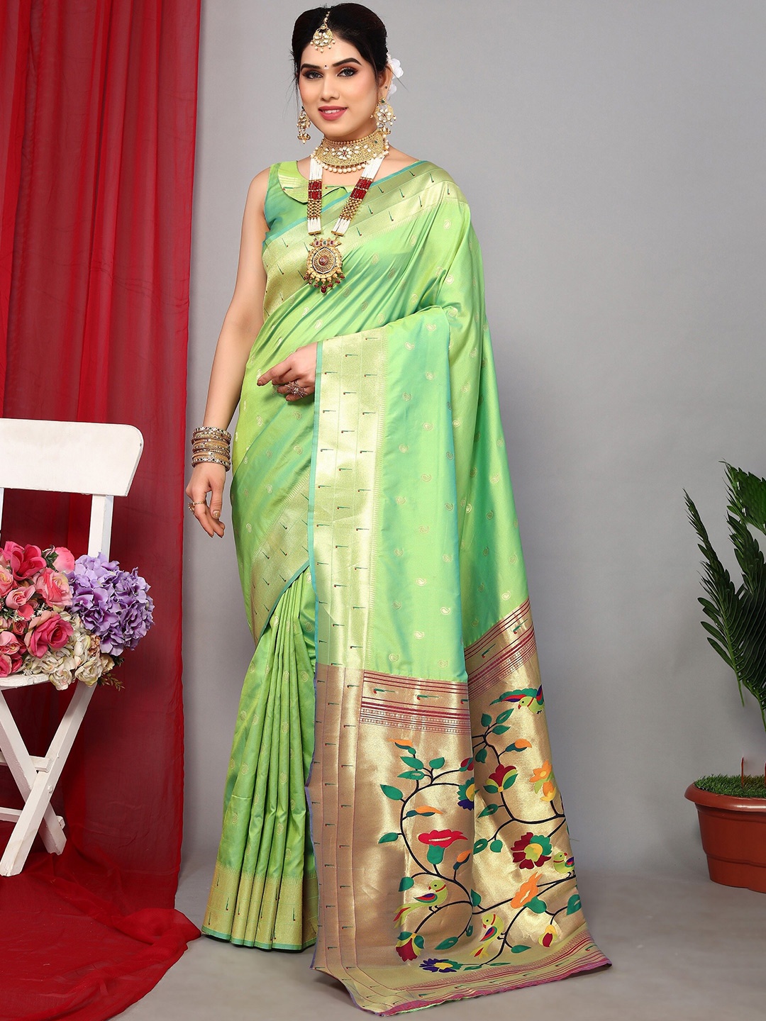 

DRESSTIVE Floral Zari Woven Design Saree, Green