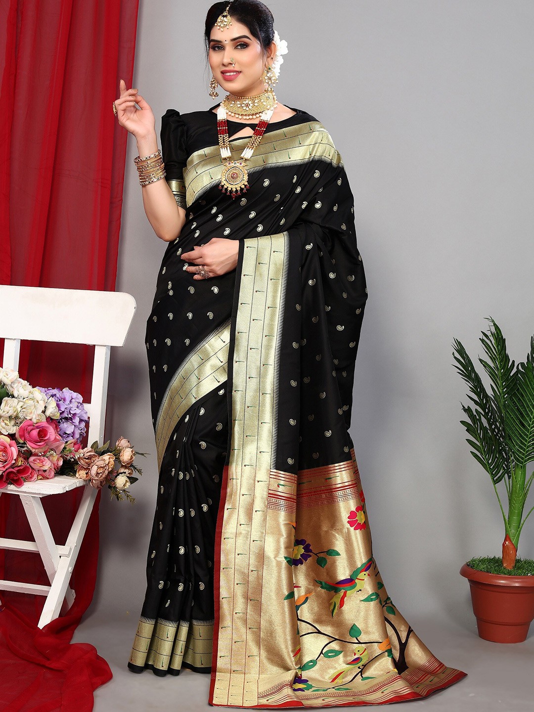 

DRESSTIVE Floral Zari Woven Design Saree, Black