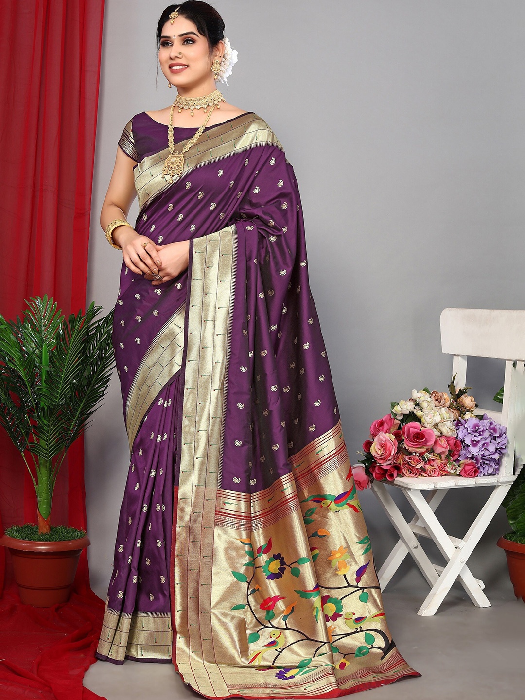 

DRESSTIVE Floral Zari Woven Design Saree, Burgundy