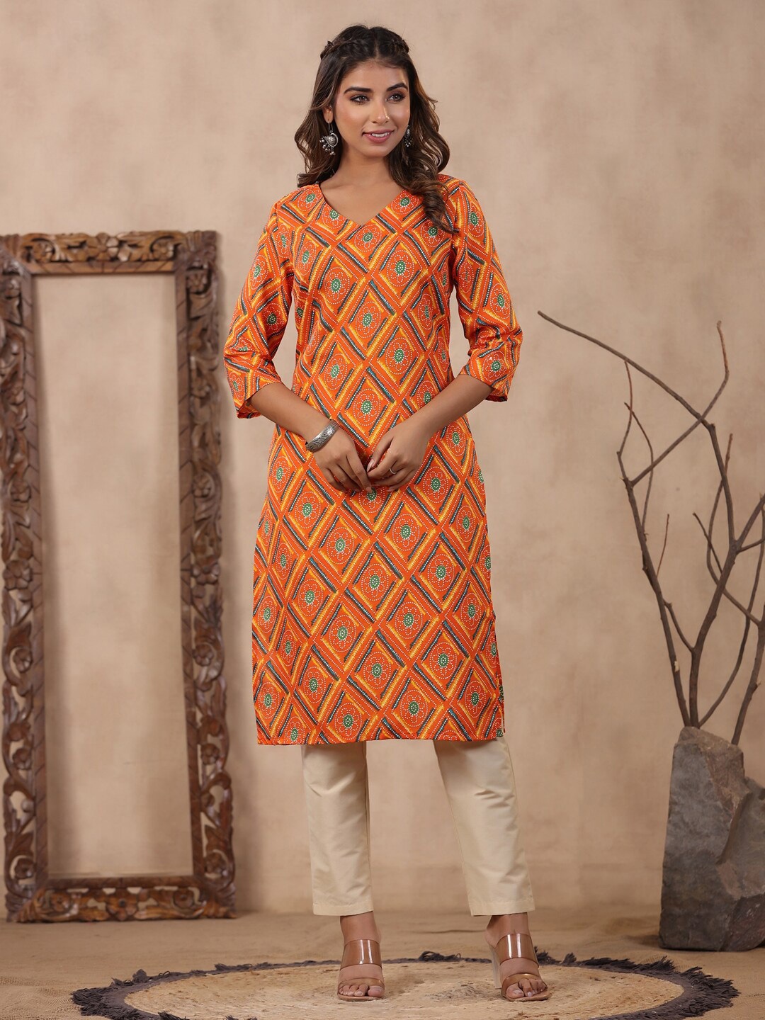 

soan Geometric Printed V Neck Knee Length Straight Kurta, Orange