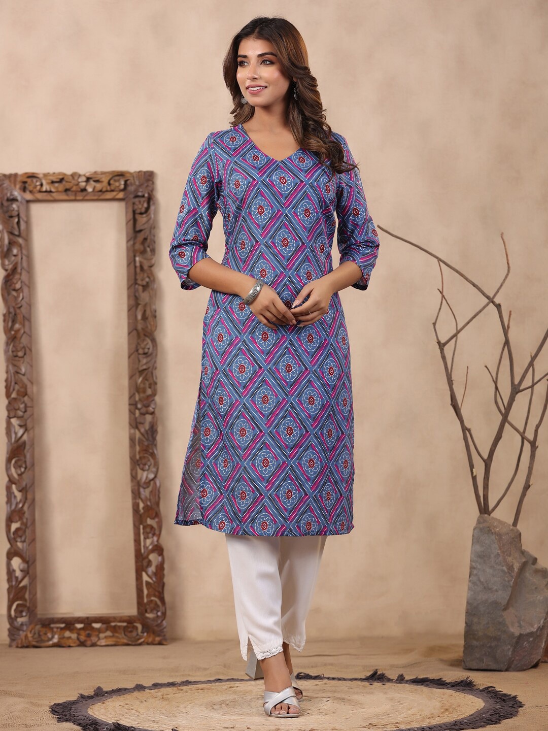 

soan Geometric Printed V Neck Knee Length Straight Kurta, Blue