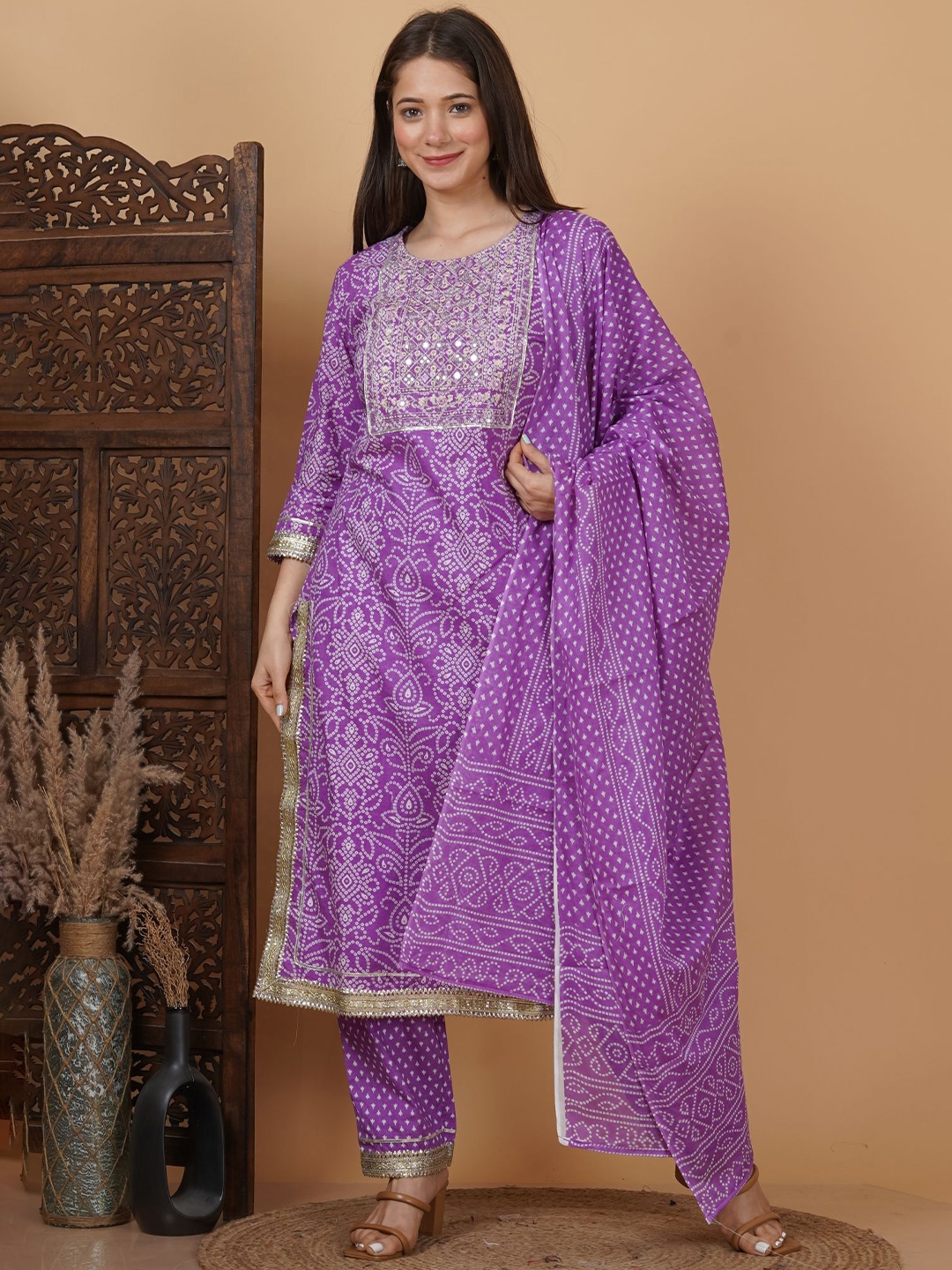 

MEERA FAB Floral Embroidered Regular Gotta Patti Pure Cotton Kurta Set, Purple