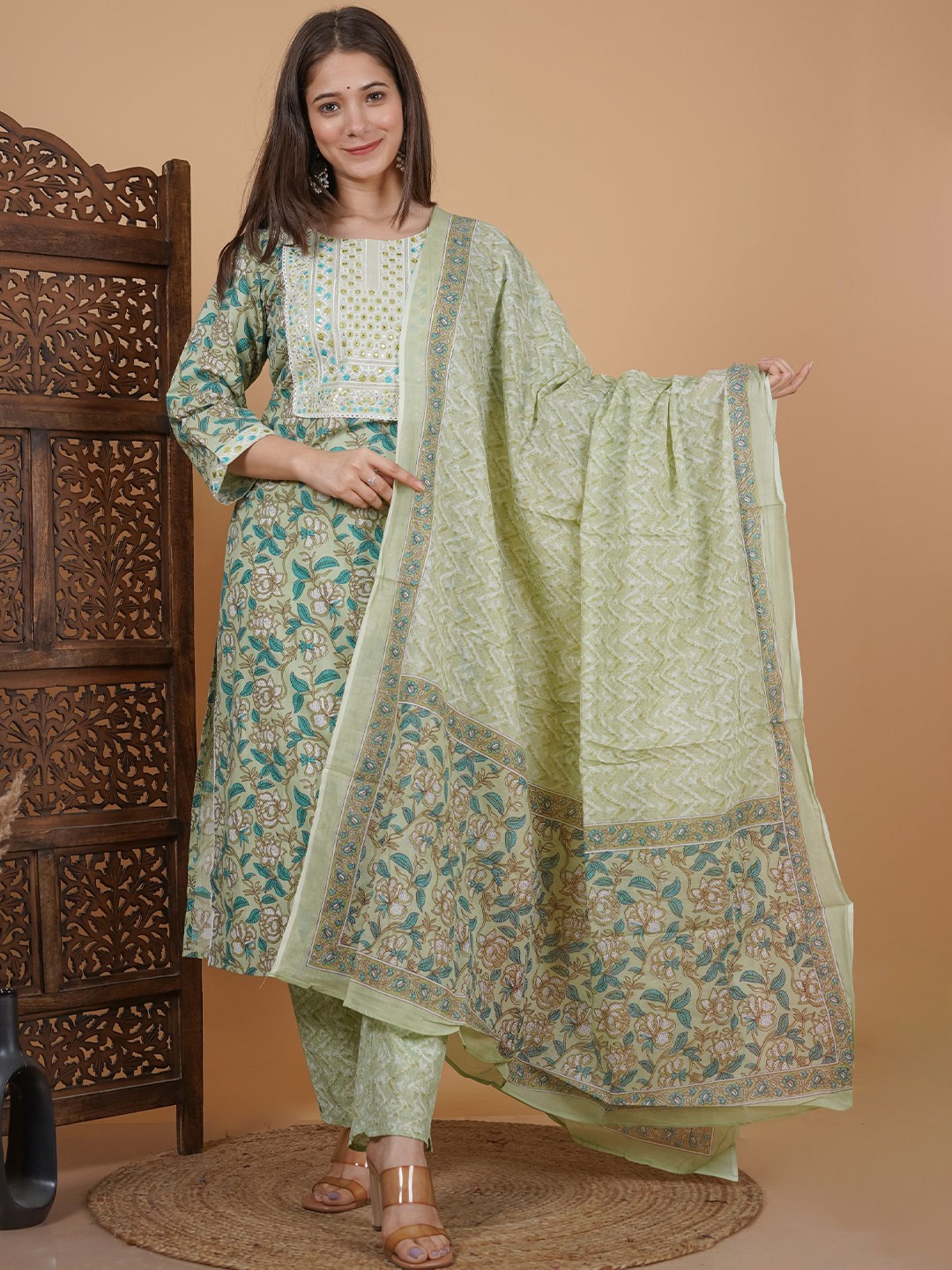 

MEERA FAB Floral Printed Regular Mirror Work Pure Cotton Kurta Set, Green