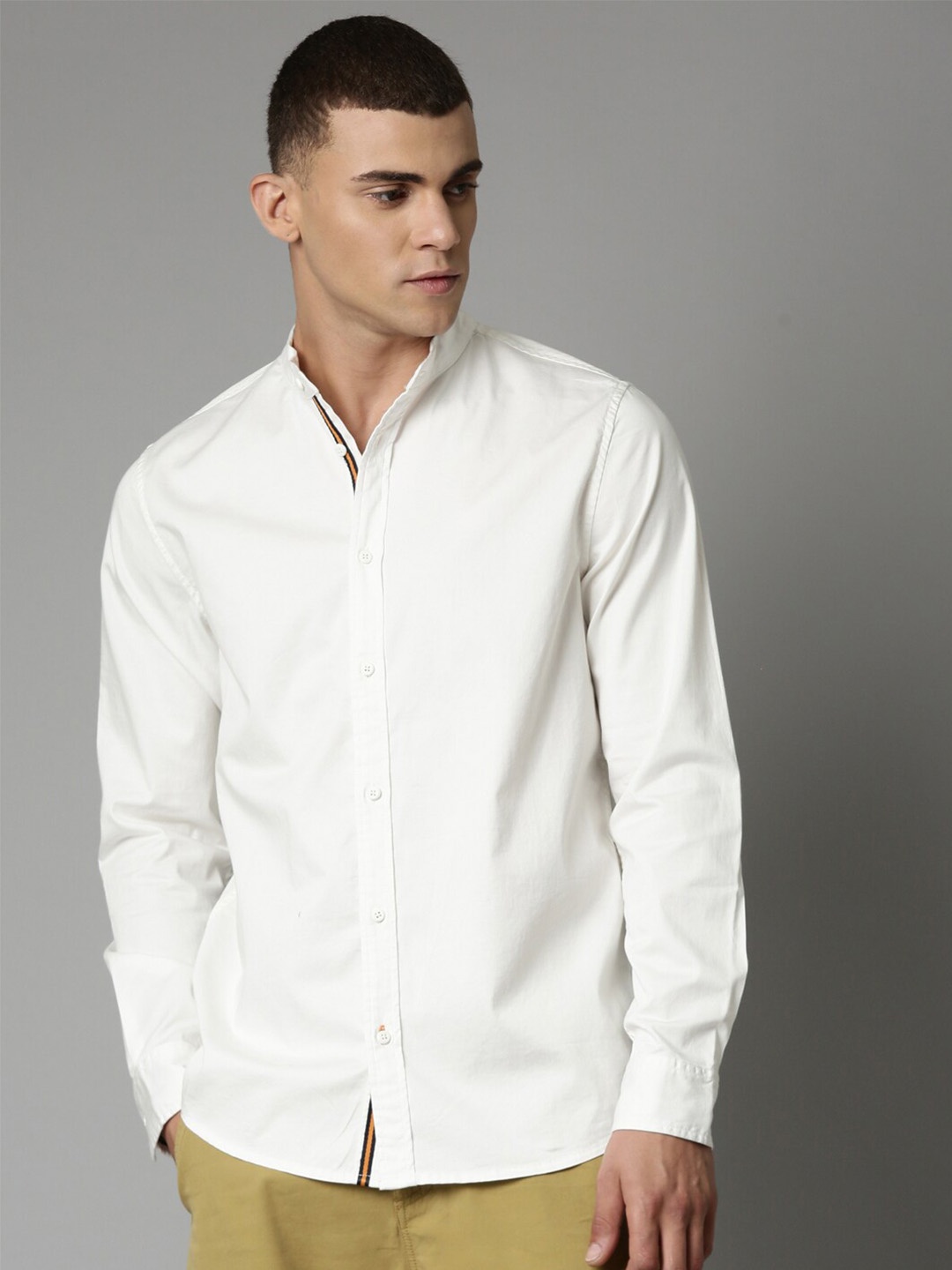 

Breakbounce Men Off White Comfort Casual Shirt