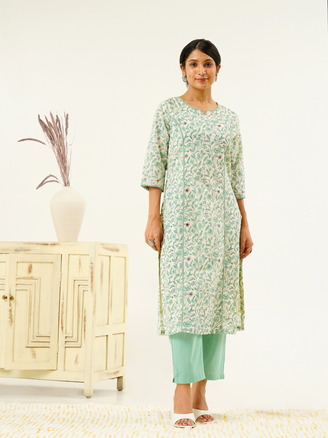 

indy Raaga Floral Printed Gotta Patti Notch Neck Panelled Cotton Straight Kurta, Sea green