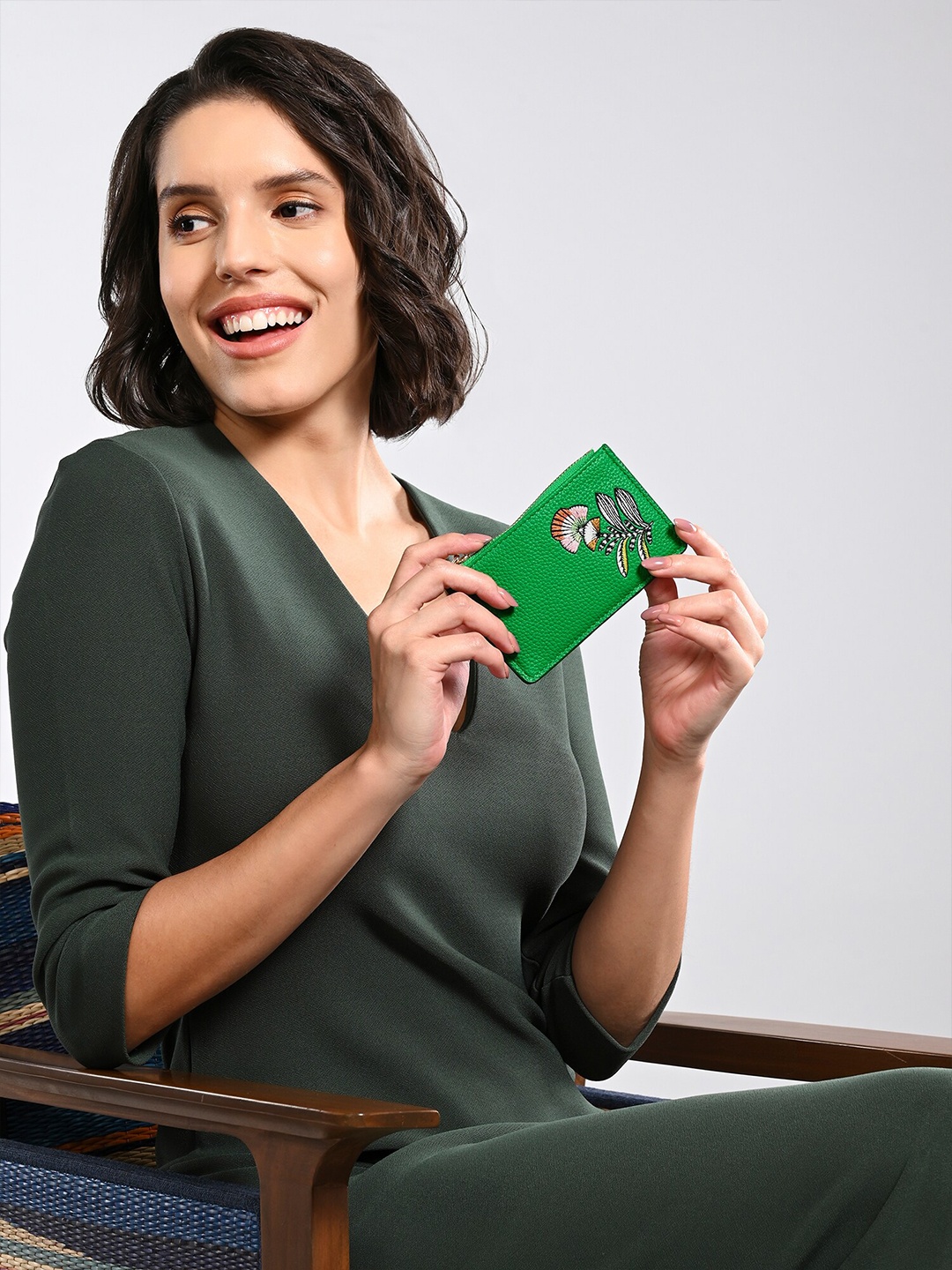 

Accessorize London Women Embroidered Card Holder, Green