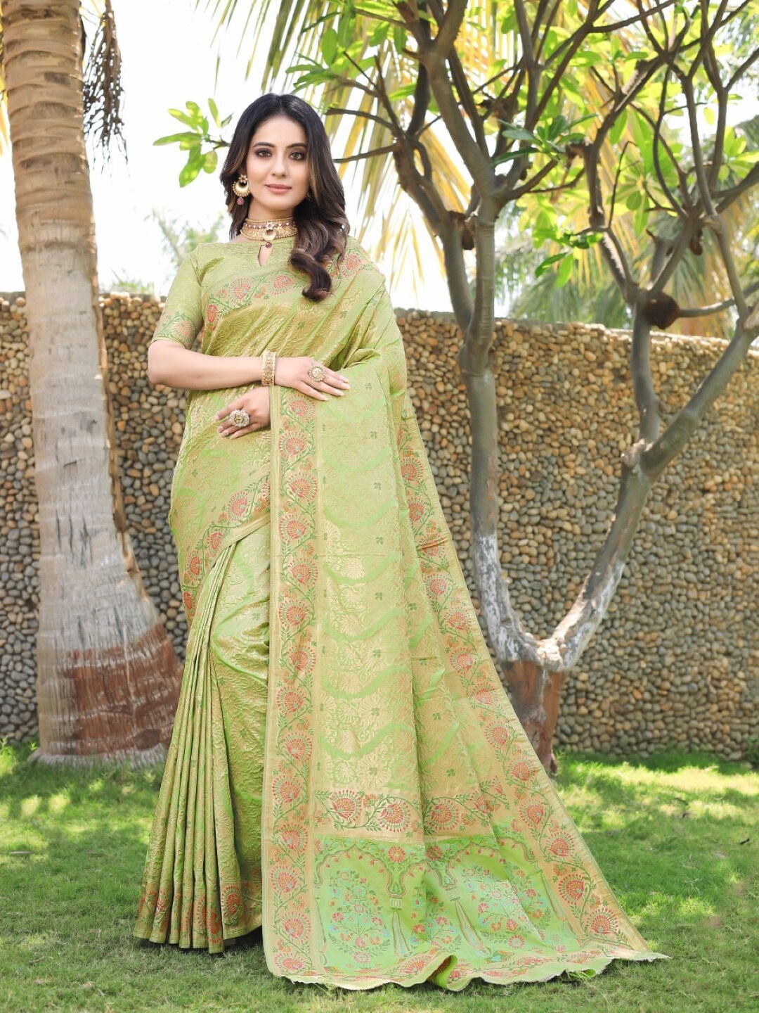 

Amoha Silk Woven Design Floral Zari Pure Silk Banarasi Saree, Green