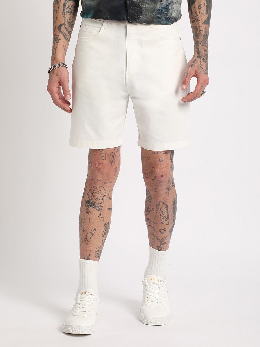 

THE BEAR HOUSE Men Mid-Rise Pure Cotton Chinos Shorts, White